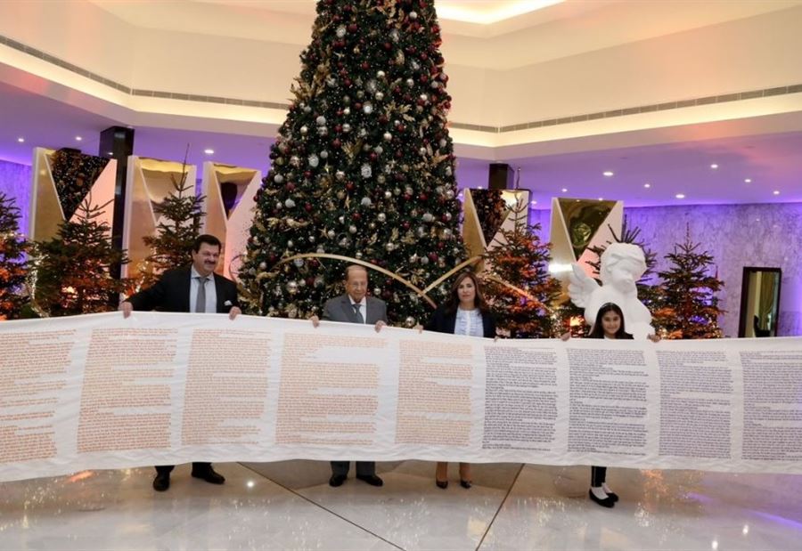 بالصورة: الرئيس عون يتسلّم انجيلا بطول 29 مترا بالصورة: الرئيس عون يتسلّم انجيلا بطول 29 مترا