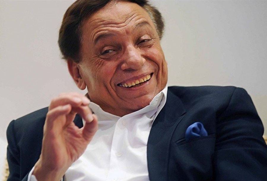 بالفيديو: عادل إمام يُدخّن السجائر