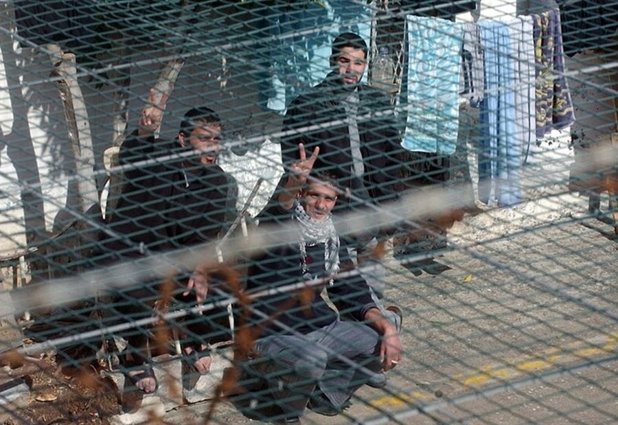 مفاوضات "ساخنة" في القاهرة... وطلب بـ"تبييض" سجون إسرائيل!