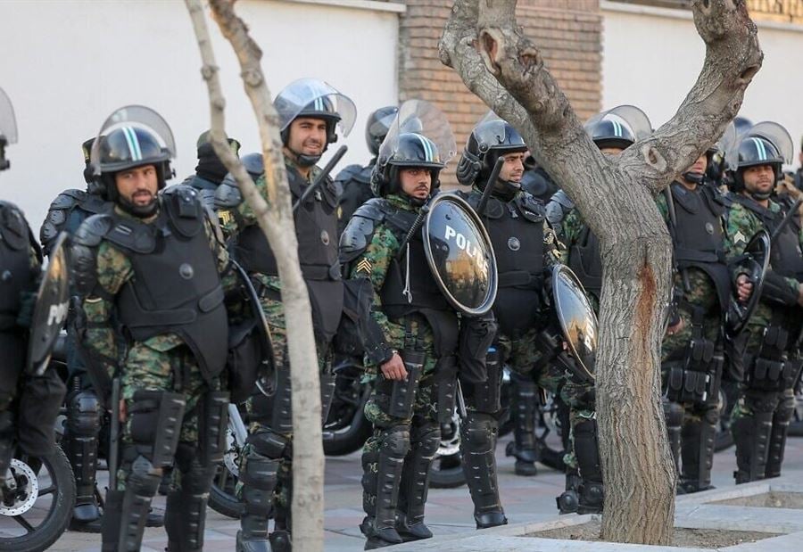 إيران توقف لاعبي كرة... "لم يكونوا في حال طبيعية"!