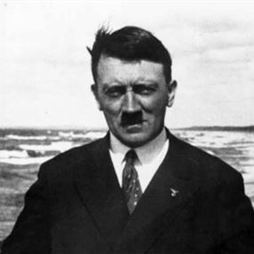 حفيد هتلر يهاجم ترمب ويمتدح ميركل