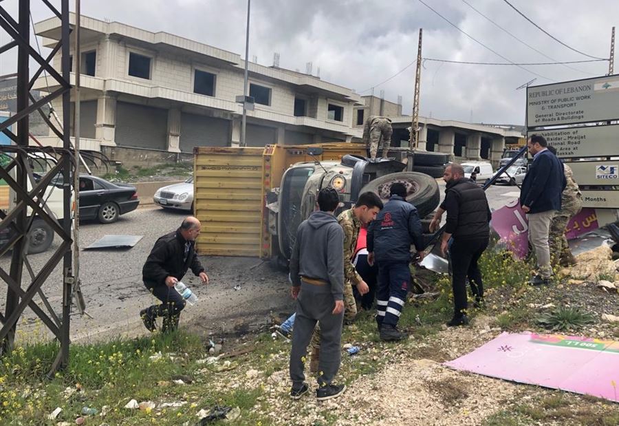 بالصور: جريح في انقلاب شاحنة على ضهر البيدر