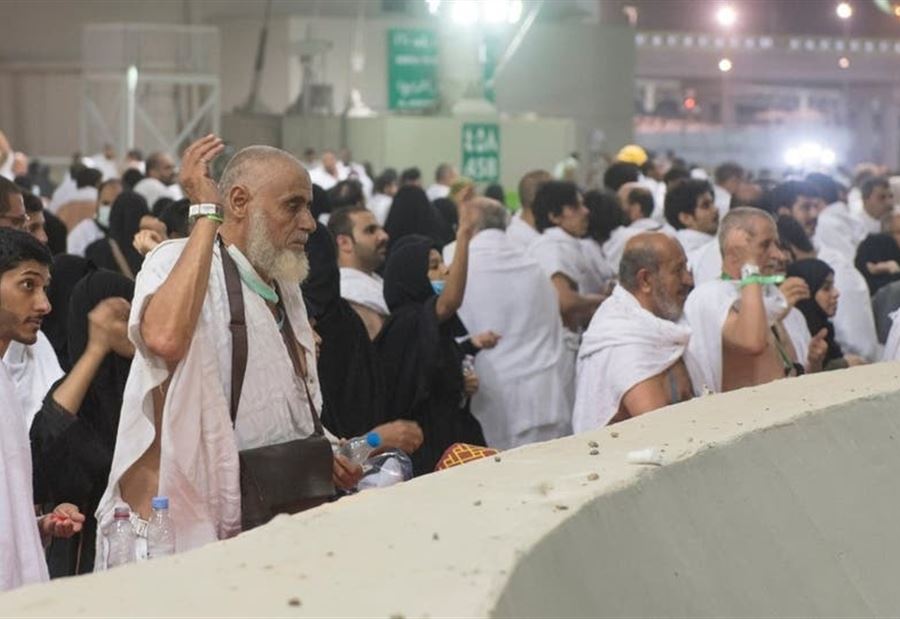 الحجاج يتوجهون إلى منى لرمي الجمرات بأول أيام التشريق
