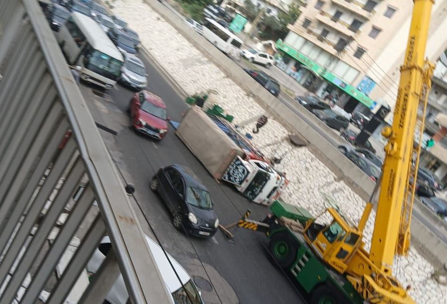بالفيديو: انقلاب شاحنة في جونية 