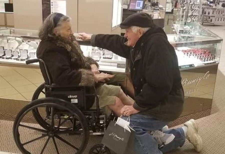 بعد 63 عاما على زواجهما.. يطلب يدها مجددا بعد 63 عاما على زواجهما.. يطلب يدها مجددا