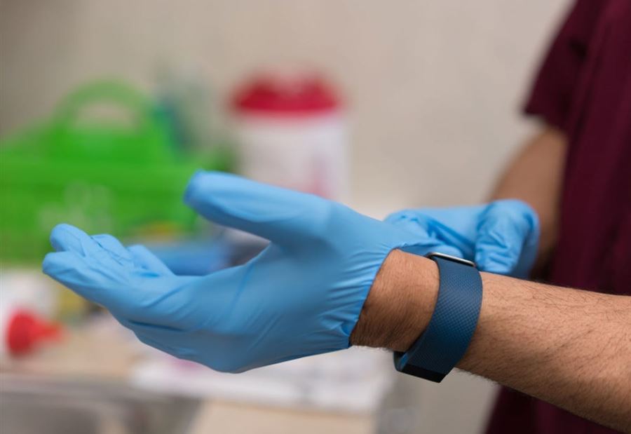 إرتداء القفازات قد يضر في الحماية من "كورونا"  إرتداء القفازات قد يضر في الحماية من "كورونا"