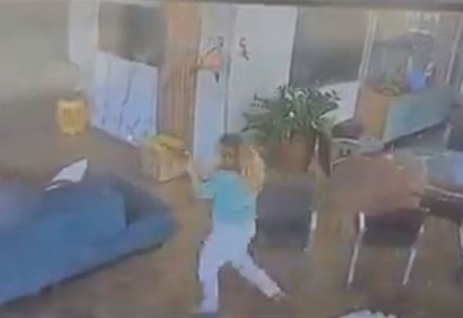 بسبب الإيجار... إقتحمت وابنها منزلاً وقتلا إثنين! (فيديو)