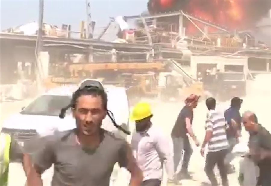 "الضاحية" تُساهم في إطفاء حريق المرفأ