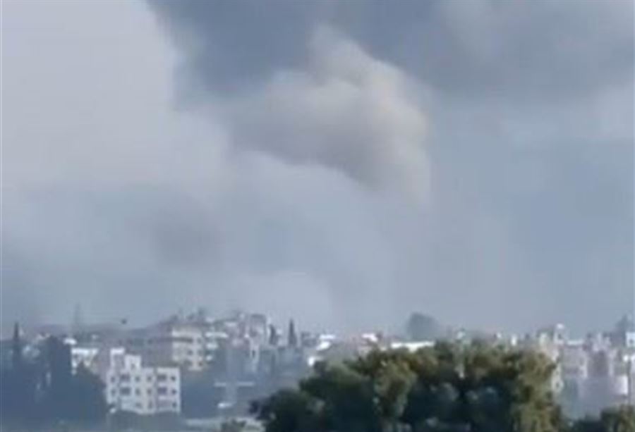 بالفيديو: لحظة شن غارة عنيفة على حي الفلل في صور بالفيديو: لحظة شن غارة عنيفة على حي الفلل في صور