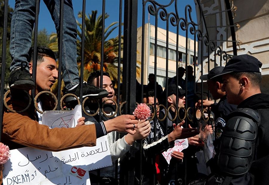تجدد الاحتجاجات في الجزائر ضد "العهدة الخامسة" لبوتفليقة تجدد الاحتجاجات في الجزائر ضد "العهدة الخامسة" لبوتفليقة