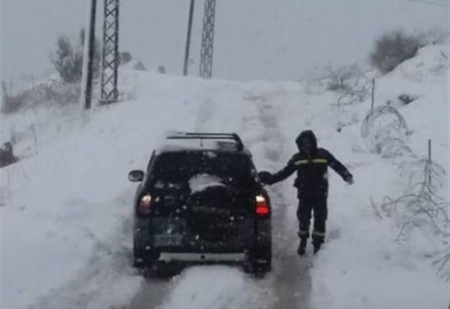 بالصور: إنقاذ مواطنين احتجزتهم الثلوج في شبعا بالصور: إنقاذ مواطنين احتجزتهم الثلوج في شبعا