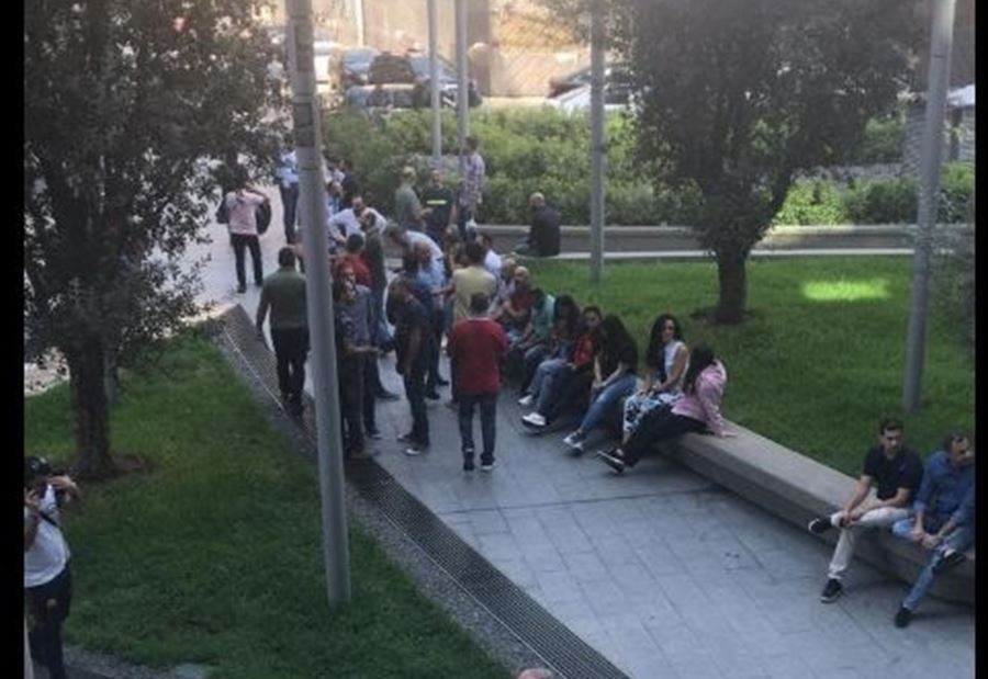 بالصورة: موظفو "touch" يتظاهرون ضِد شقير!