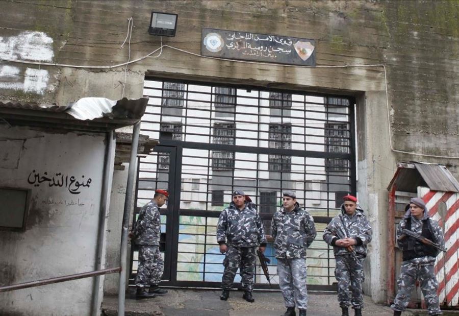 الجيش يقبضُ على سجينٍ فرّ من "رومية" الجيش يقبضُ على سجينٍ فرّ من "رومية"