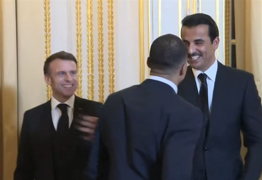 بالفيديو: لقطة تثير تفاعلًا كبيرًا... أمير قطر يهمس بأذن مبابي أمام ماكرون!  بالفيديو: لقطة تثير تفاعلًا كبيرًا... أمير قطر يهمس بأذن مبابي أمام ماكرون!