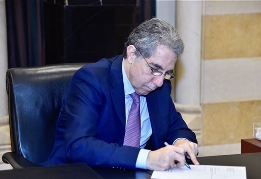 وزني يوقع 4 قرارات تتعلق بتمديد المهل