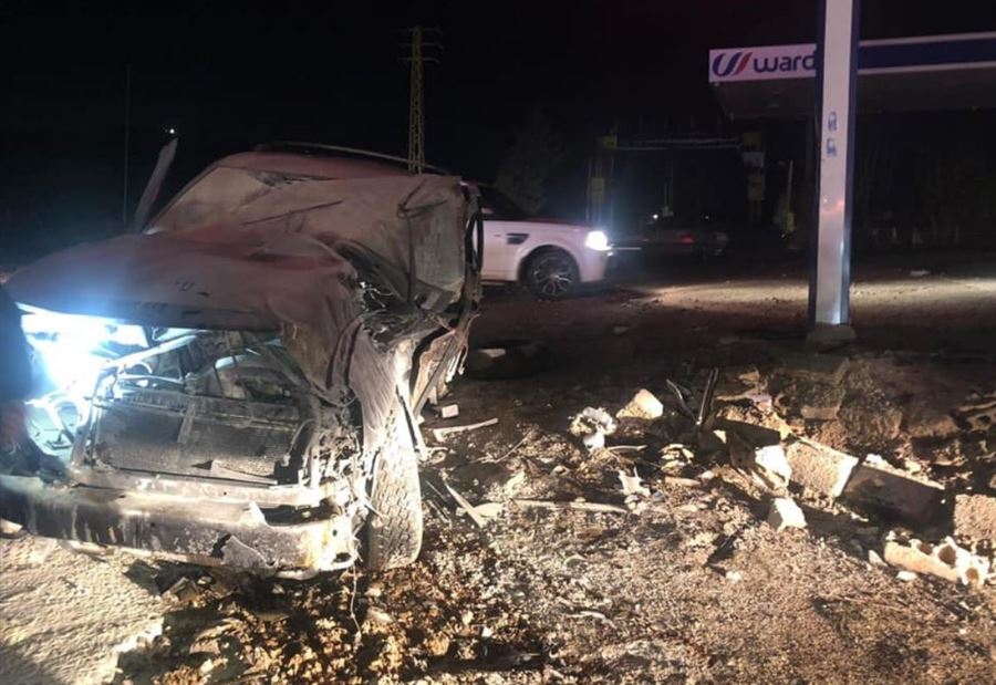 بالصور: اصطدام سيارة في محيط محطة لتعبئة الوقود في كفردبش