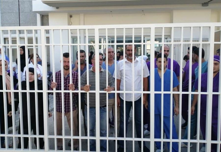 موظفو مستشفى الحريري... إعتصام مفتوح 