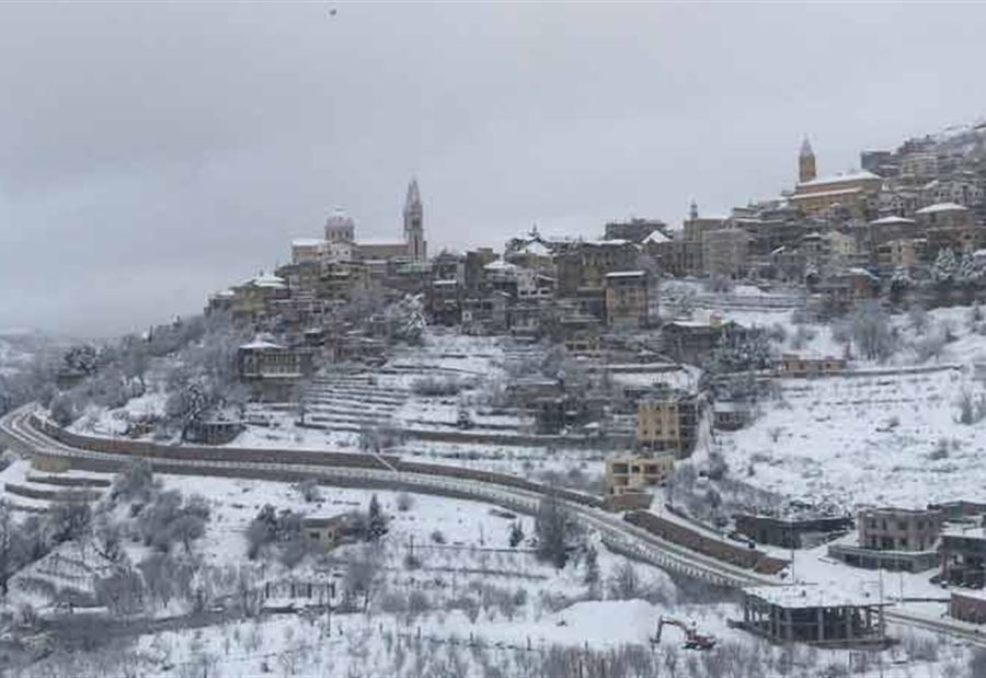 الثلوج غطت بلدات بشري والطرق سالكة بصعوبة الثلوج غطت بلدات بشري والطرق سالكة بصعوبة
