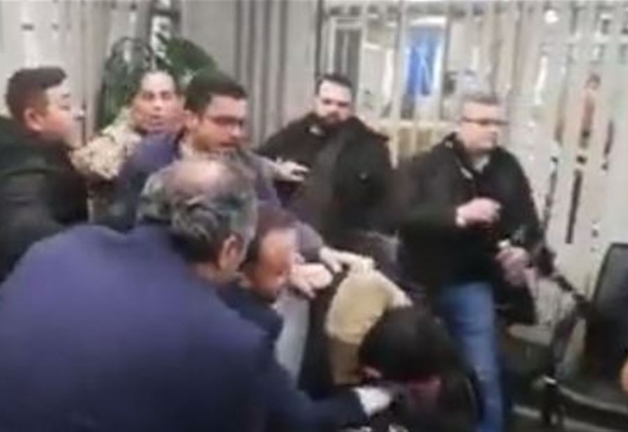 بالفيديو: تضارب بالأيدي داخل أحد المصارف
