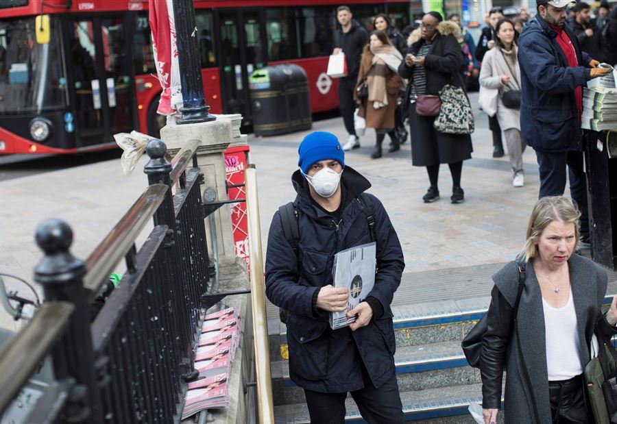 كبيرُ خبراء بريطانيا يُحذر... "كورونا سيصبحُ مثل الإنفلونزا" كبيرُ خبراء بريطانيا يُحذر... "كورونا سيصبحُ مثل الإنفلونزا"