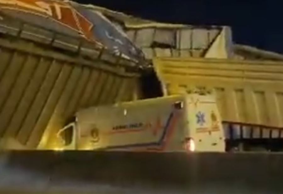 اصطدام إسعاف بـ"جسر مشاة" في الأردن (فيديو)