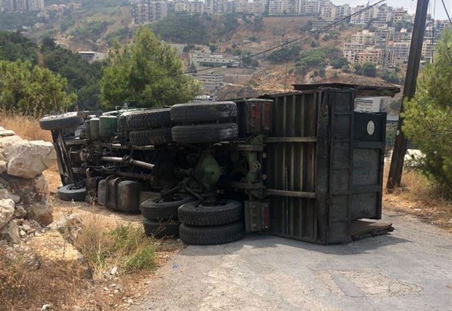 إنقلاب شاحنة على طريق رومية!