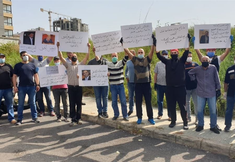 بالصور: بعد صرفهم تعسفياً..موظفو"كورال بيتش" يعتصمون 