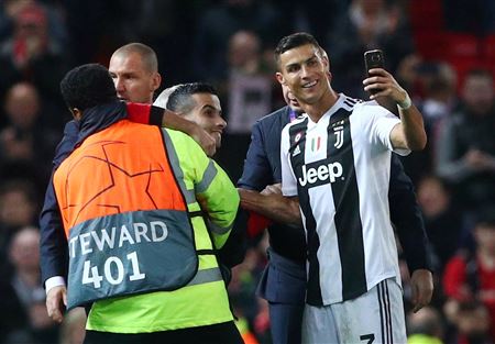 بالصورة:سيلفي والأمن خلفي مع رونالدو