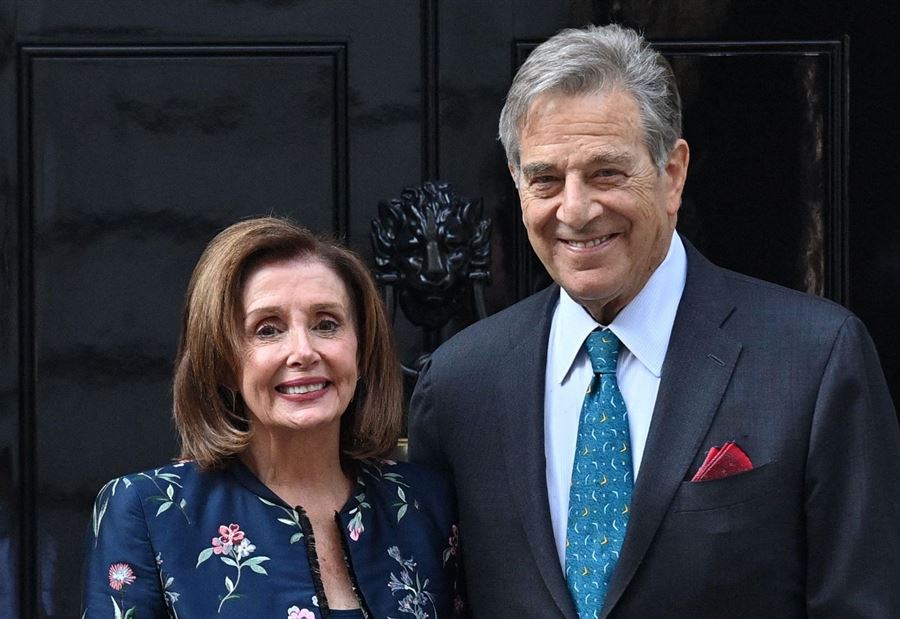 مكالمة سريّة أنقذت حياته... تفاصيل ما فعله زوج بيلوسي بعد اقتحام منزله مكالمة سريّة أنقذت حياته... تفاصيل ما فعله زوج بيلوسي بعد اقتحام منزله