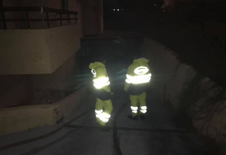 بالصور: سحب مياه من داخل مرآب مجمع سكني في انفه بالصور: سحب مياه من داخل مرآب مجمع سكني في انفه