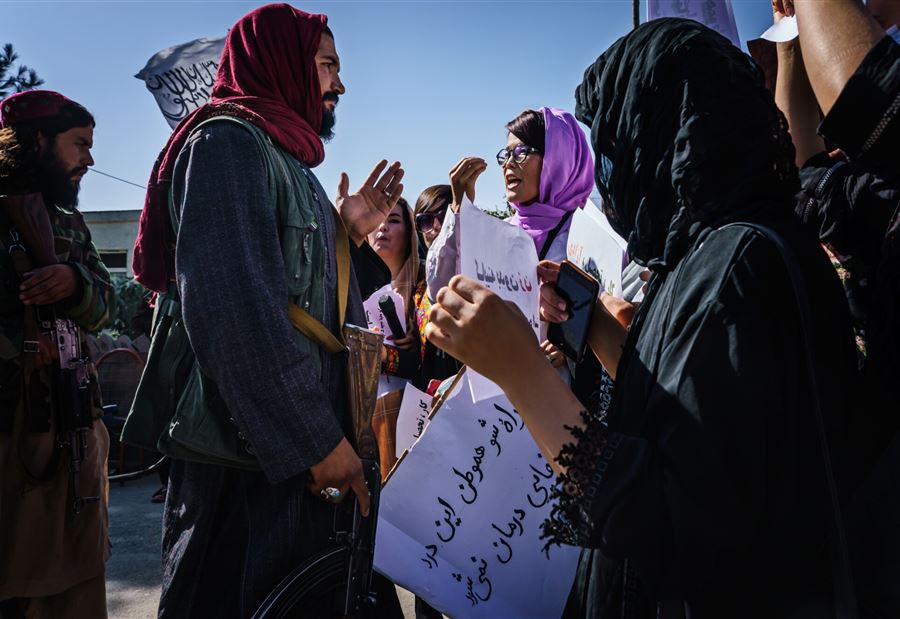 نساء يُضربن في الشارع... هكذا أصبحت أفغانستان بعد عام من حكم طالبان