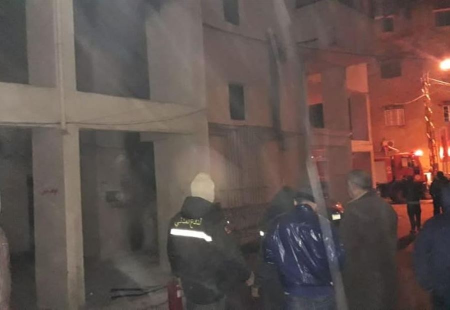 بالصورة: حريق داخل غرفة للتغذية بالطاقة الكهربائية في الجديدة