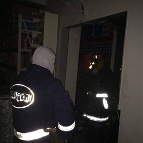 بالصورة: إخماد حريق داخل مستودع في الكفاءات