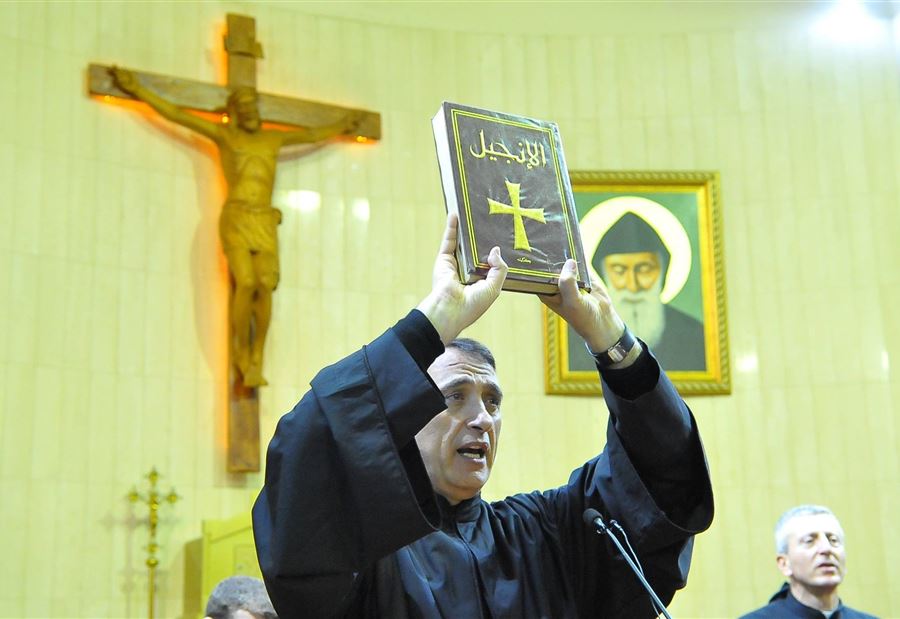 بالفيديو - الاب الخولي يلغي زيارته الى لبنان: "إذا نزلت رح يكمشوني"