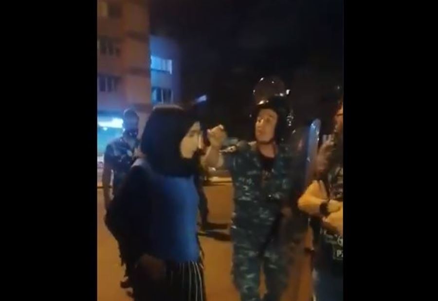 بالفيديو: عنصرٌ أمنيٌّ يتعرضُ لـ"متظاهرة" بكلماتٍ "نابية"