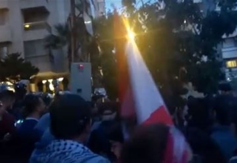 بالفيديو: مُحتجّون أمام منزل حسّان دياب