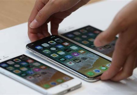 أبل تحذر عملاءها من خطر في هواتفها