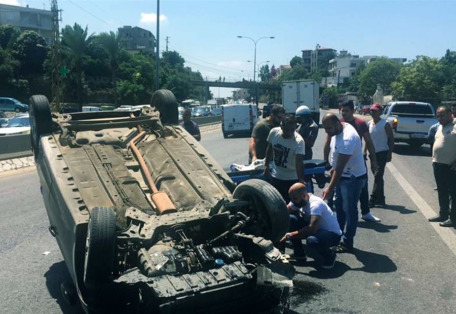 إصابة شخص بانقلاب سيارته على اتوستراد كسروان 