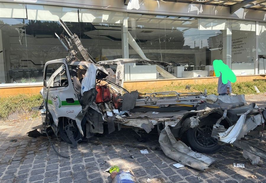 تابعة لـ"جمعية الرسالة"... إستهداف سيارة على طريق دير الزهراني (صورة)