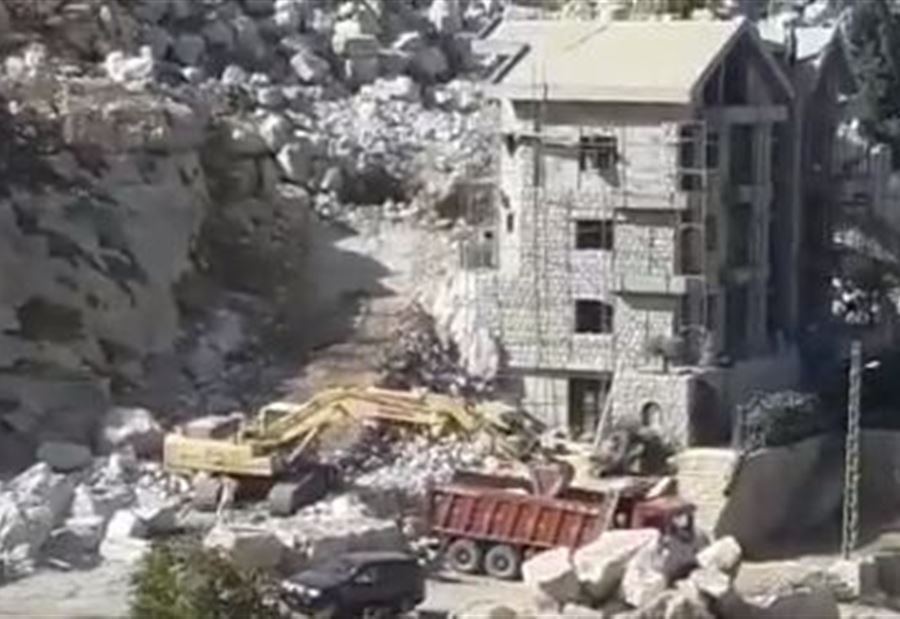 بالفيديو... مقلع رئيس بلدية "رعشين" يتحدى كل القرارات!