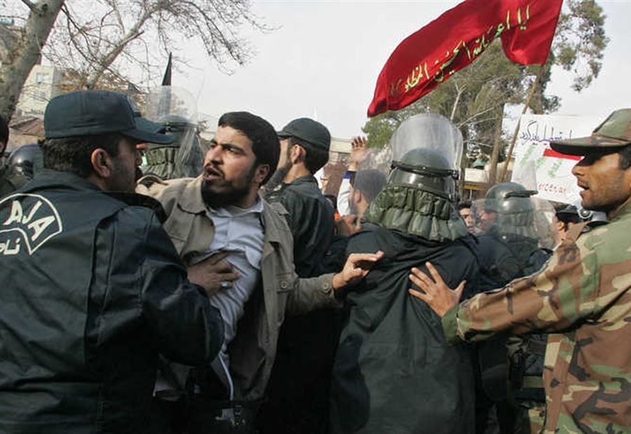 خوفاً من "تشرين 2جديد"... إيران تشنّ  إعتقالات واسعة! خوفاً من "تشرين 2جديد"... إيران تشنّ  إعتقالات واسعة!