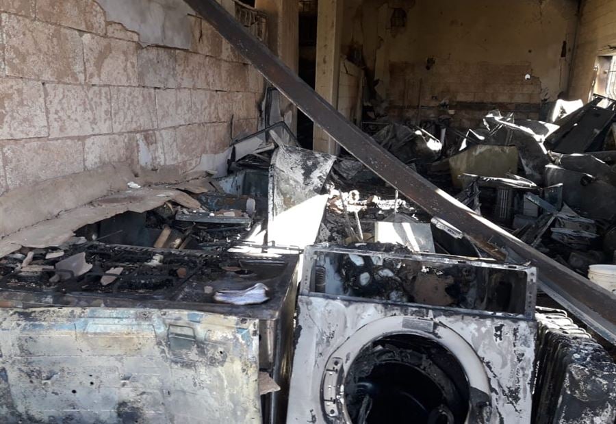 بالصورة: احتراق محليين تجاريين ليلا في عين قنيا