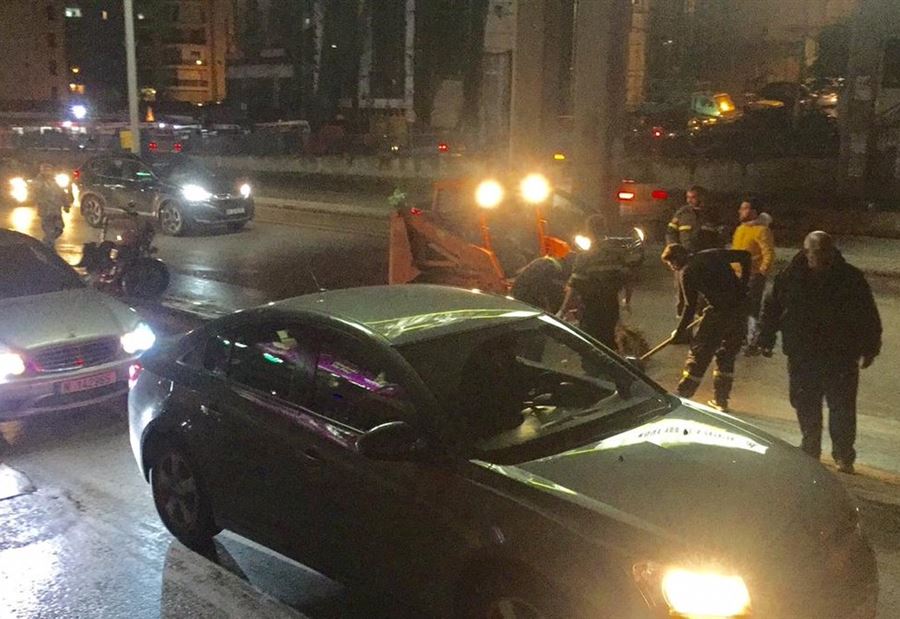 بالصور: تسرب للمازوت على اوتوستراد المدينة الرياضية