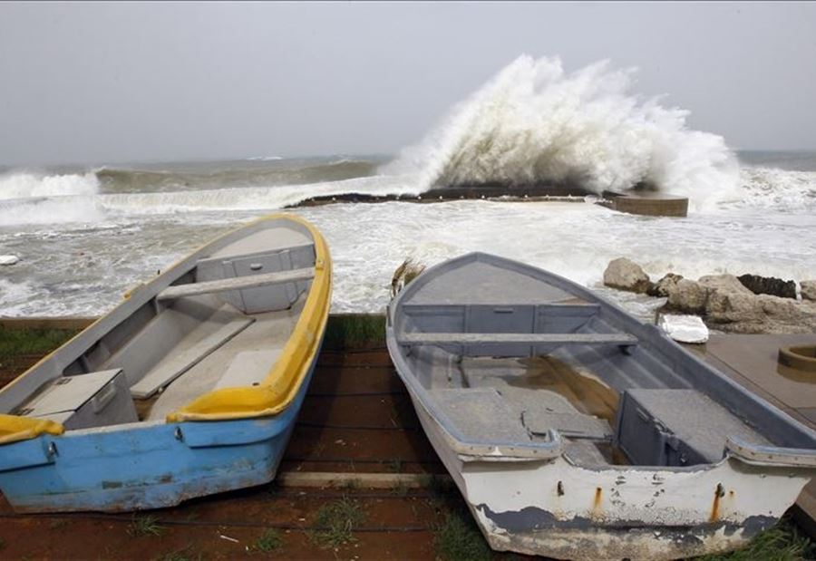 عناصر أمنية نحو قوارب الهجرة! 