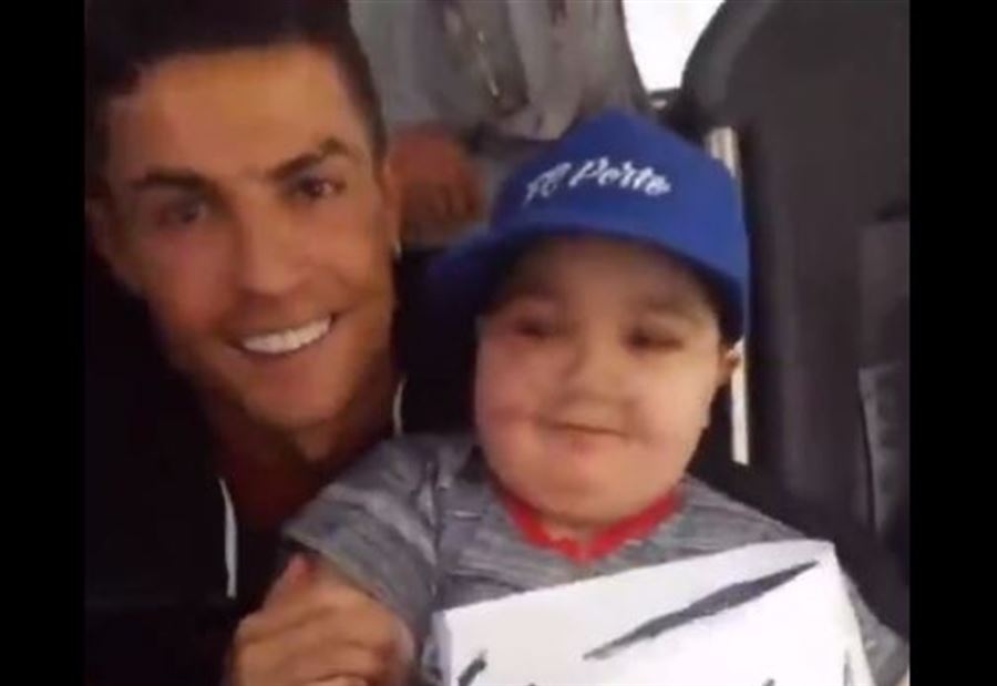 بالفيديو: رونالدو يوقف حافلة منتخب بلاده لأجل طفل 