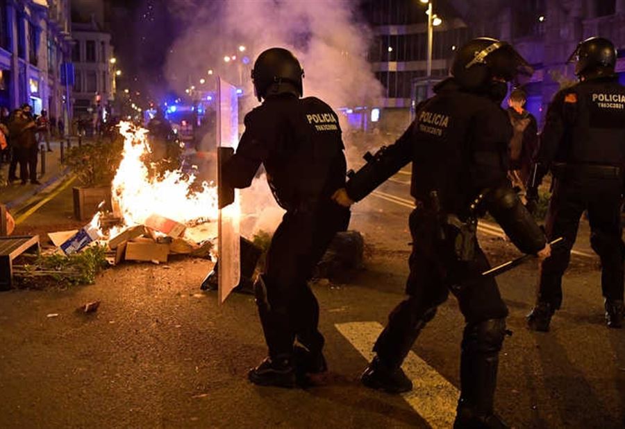 إشتباكاتٌ عنيفةٌ بين الشرطة ومحتجين في برشلونة