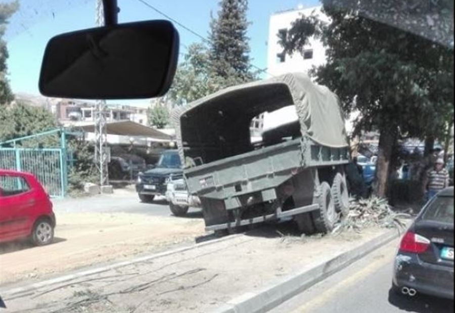 بالصور: شاحنة عسكرية تجتاح الجزيرة الوسطية على اوتوستراد زحلة