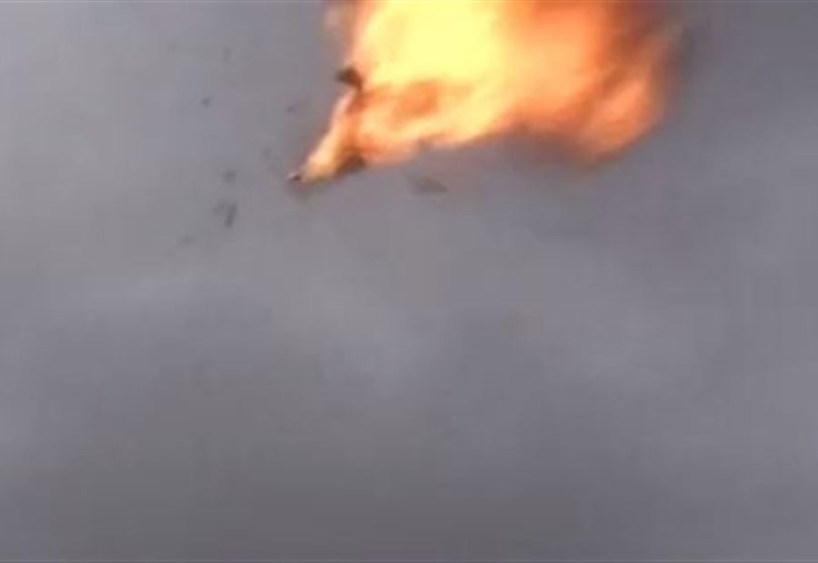 بالفيديو: لحظة الهجوم على قاعدة عسكرية يمنية.. وتفجير الطائرة