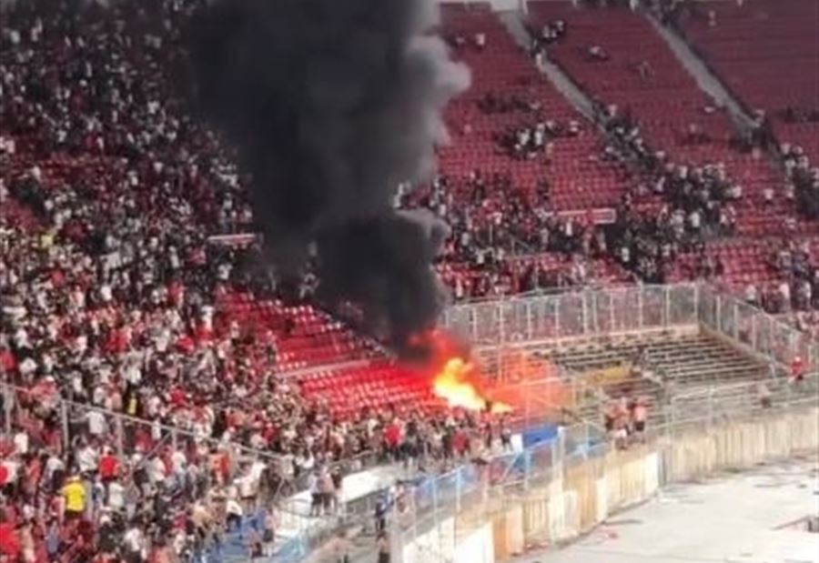 بعد تعليق مباراة في تشيلي... جماهير "غاضبة" تشعل النار بالمدرج! (فيديو)