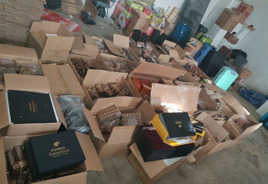 بالصور: "الريجي" تداهم مستودع لتزوير السيجار